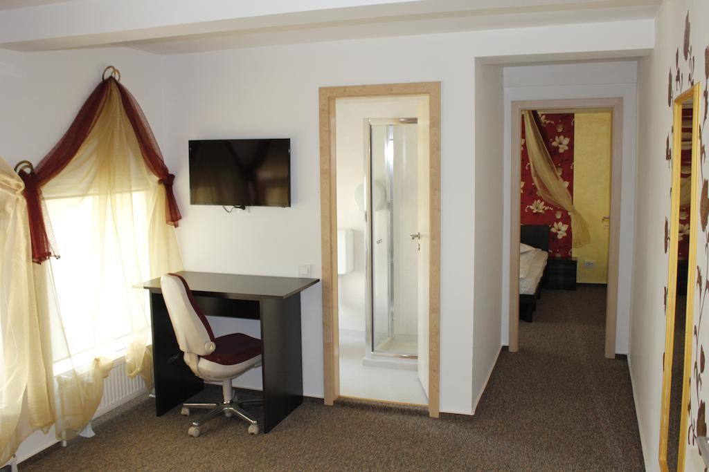 Hotel Lux Divina Brașov Zimmer foto